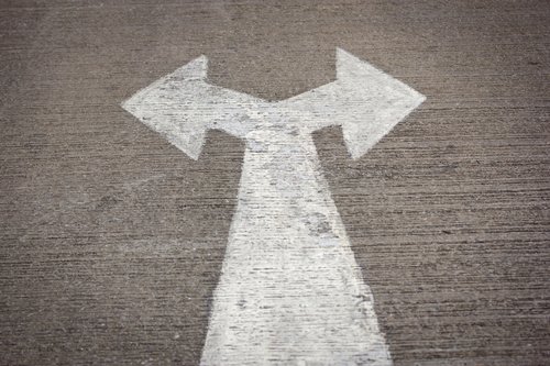 Błąd ERR_TOO_MANY_REDIRECTS - skąd się bierze i jak naprawić pętlę przekierowań?